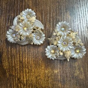 Vintage Signed CORO Gold Tone White Flower Leaf Spin Clip on Earrings Rhinestone